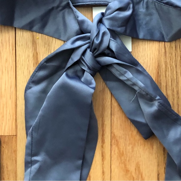 Cropped tie back blouse in a size medium. - Picture 5 of 13